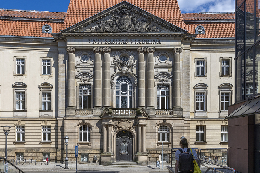 Portal des Hauptgebäudes
