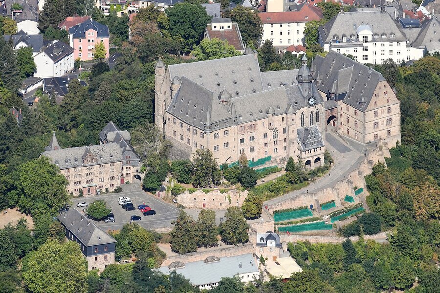 Aerial_image_of_the_Marburger_Schloss_(view_from_the_southwest)