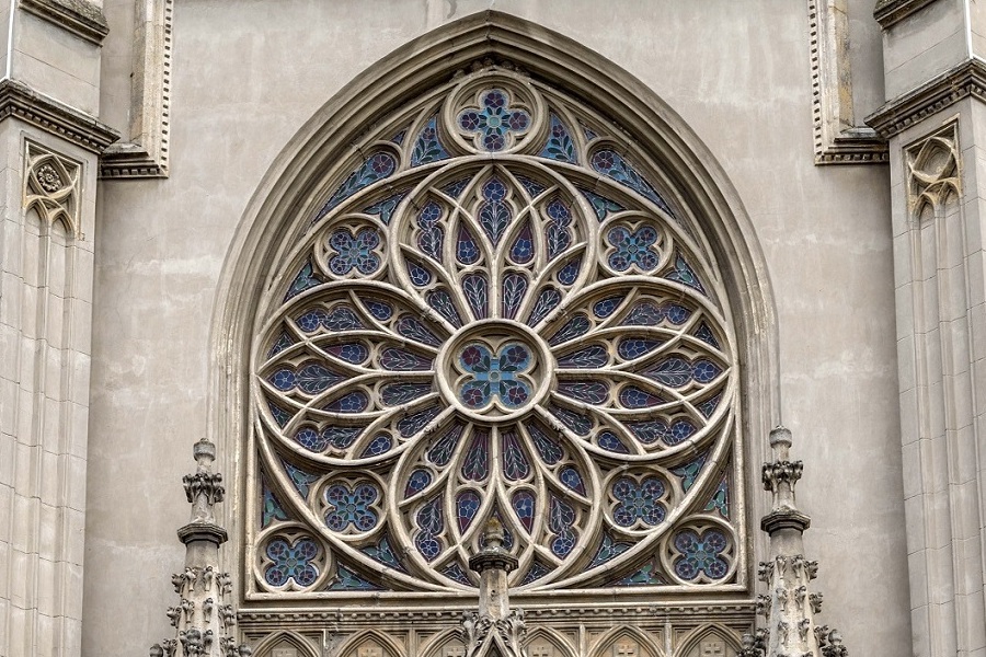 Saint Gerard of Sagredo, Vršac (rosette above the west front)