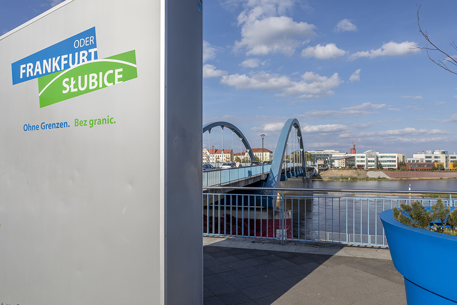 Blick von der Grenzbrücke zum Collegium-Polonicum