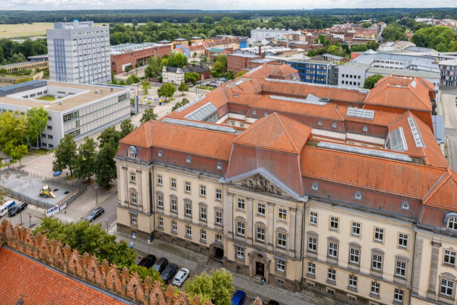 Viadrina Hauptgebäude und Campusplatz von oben