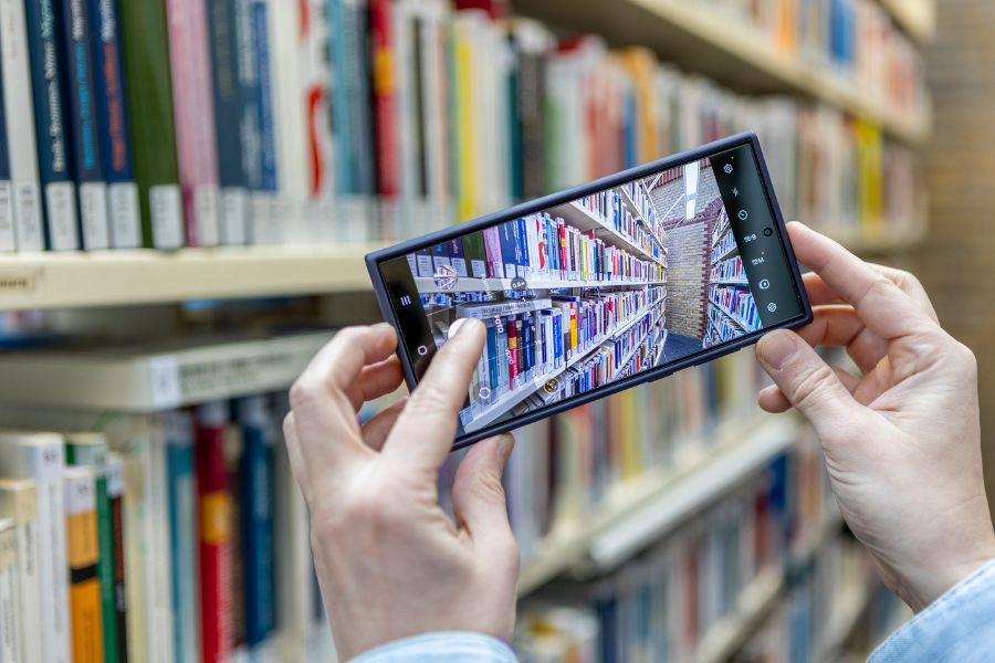 Bibliothek, Bild der Bücher vom Handy, die Bücherregale