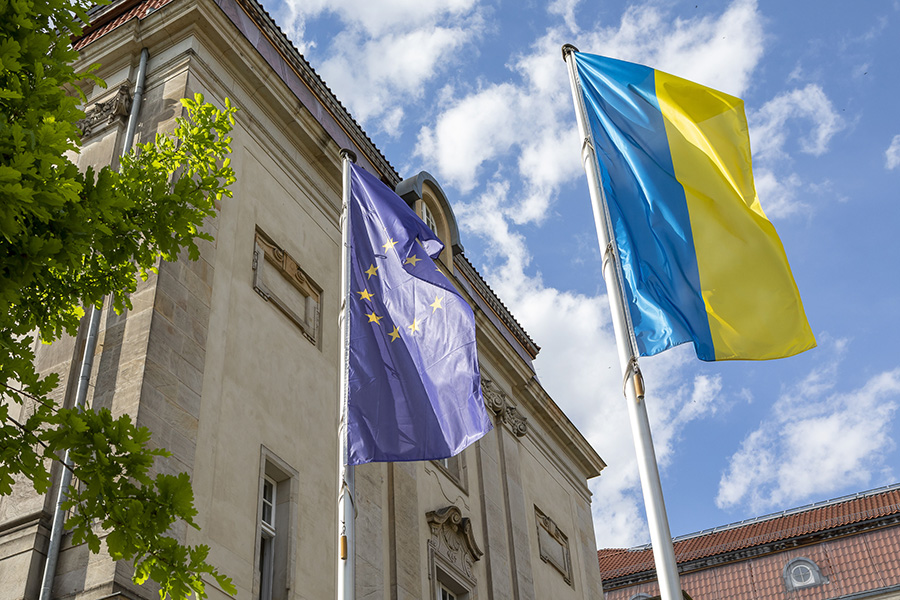 Europa- und Ukrainefahne im Ehrenhof mit Blick auf das Viadrina Hauptgebäude