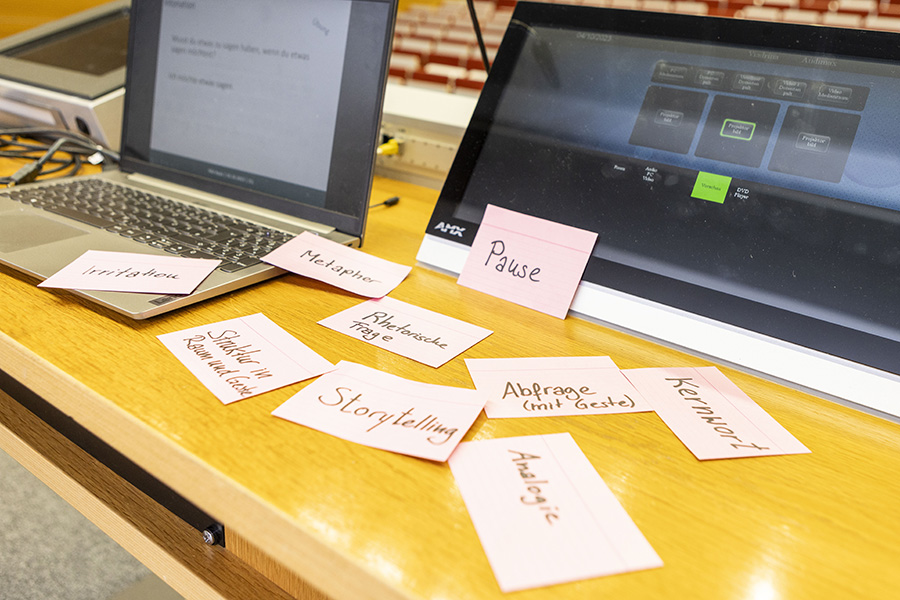 kick-off-studium-projektarbeit-Ideen auf Karten, Laptop, Tablet