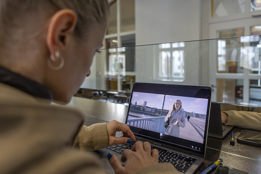 Frau schaut Video über Viadrina auf dem Laptop