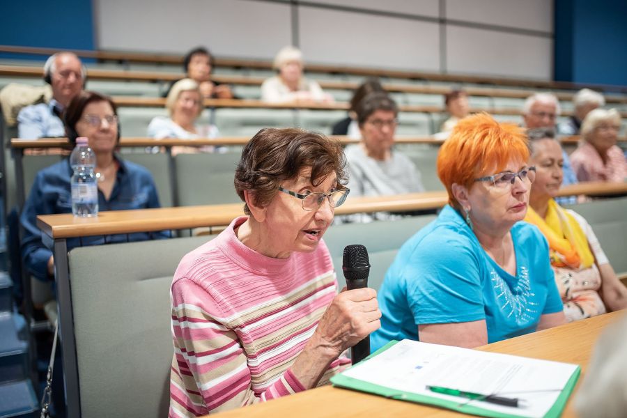 Seniorinnen bei einem Vortrag der Seniorenakademie im Collegium Polonicum