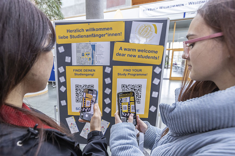 Erstsemester scannen QR-Codes mit ihrem Handy
