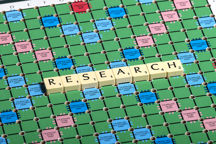 Wort "research" auf Scrabble-Brett, Ansicht von oben, Fernsicht
