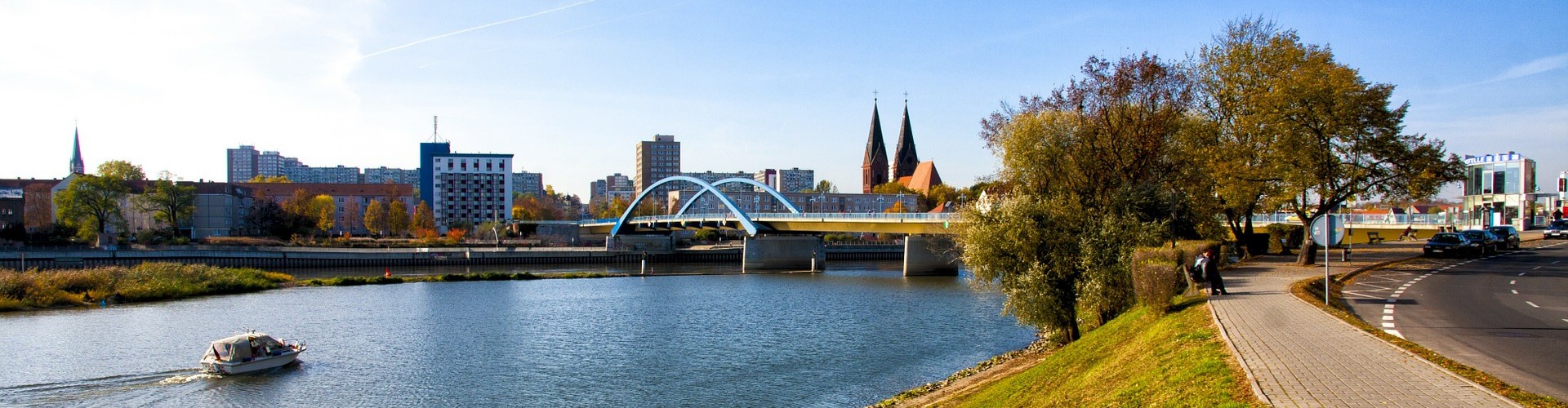 Blick aus Slubice auf die Oder und Stadtbrücke