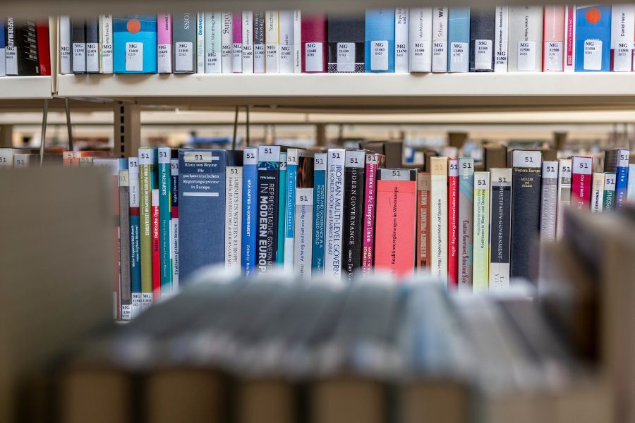 Bibliothek, Bücher auf den Regalen, Nahaufnahme