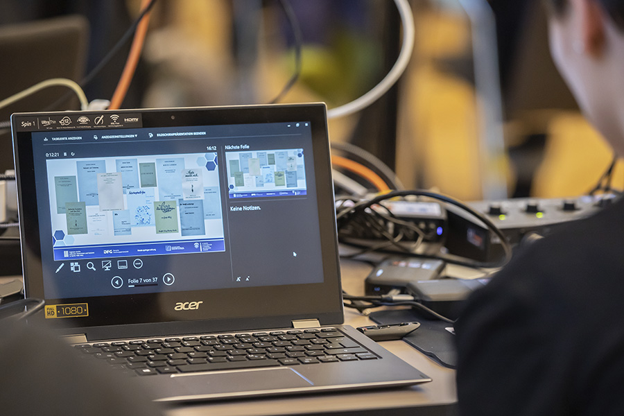 aufgeklappte Bildschirmoberfläche eines Laptop aufgeklappte Bildschirmoberfläche eines Laptop