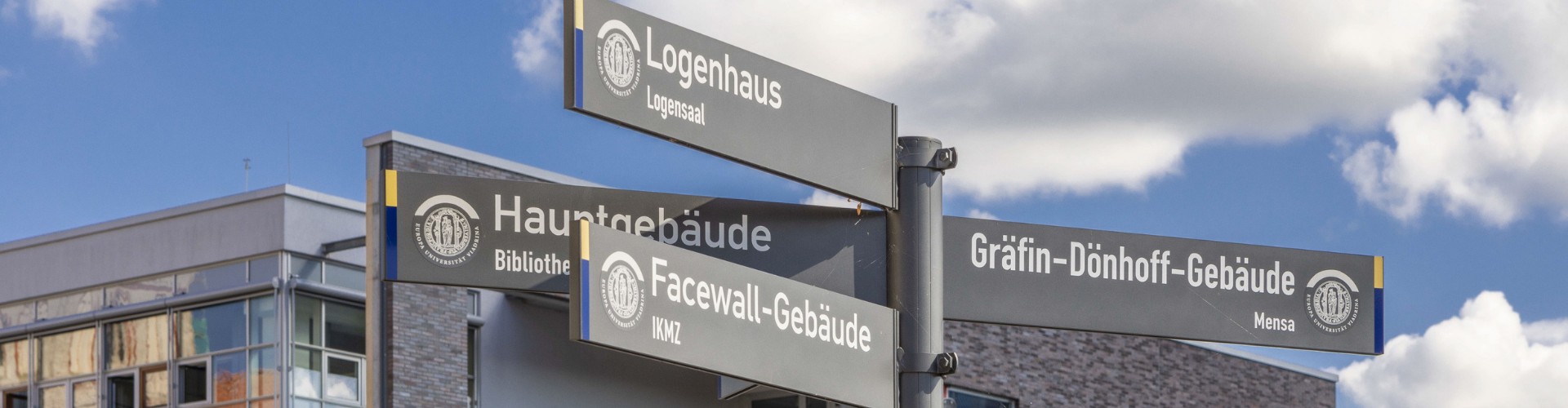 Wegweiser auf dem Campusplatzzeigt zu den Viadrina-Gebäuden